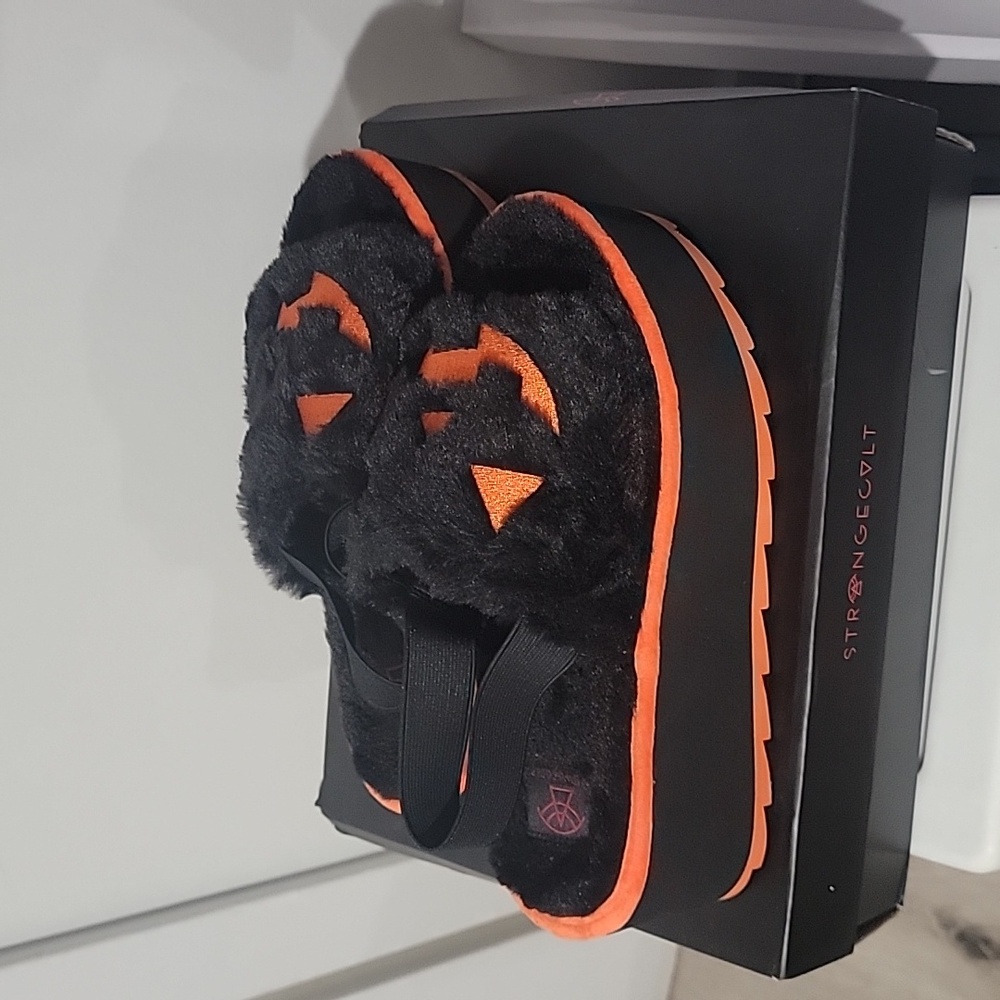 Strangecvlt jack furry slides size 9